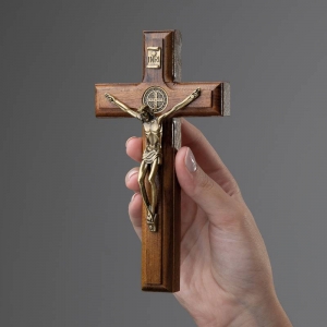 Crucifixo De Parede Medalha De São Bento Cristo Metal Dourado 17 Cm