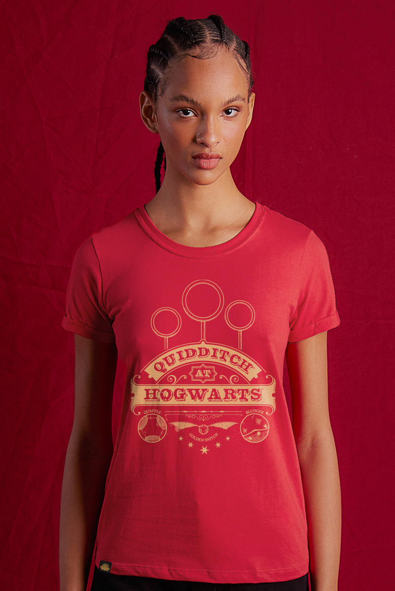 Camiseta Feminina Harry Potter Quadribol em Hogwarts - Vermelho