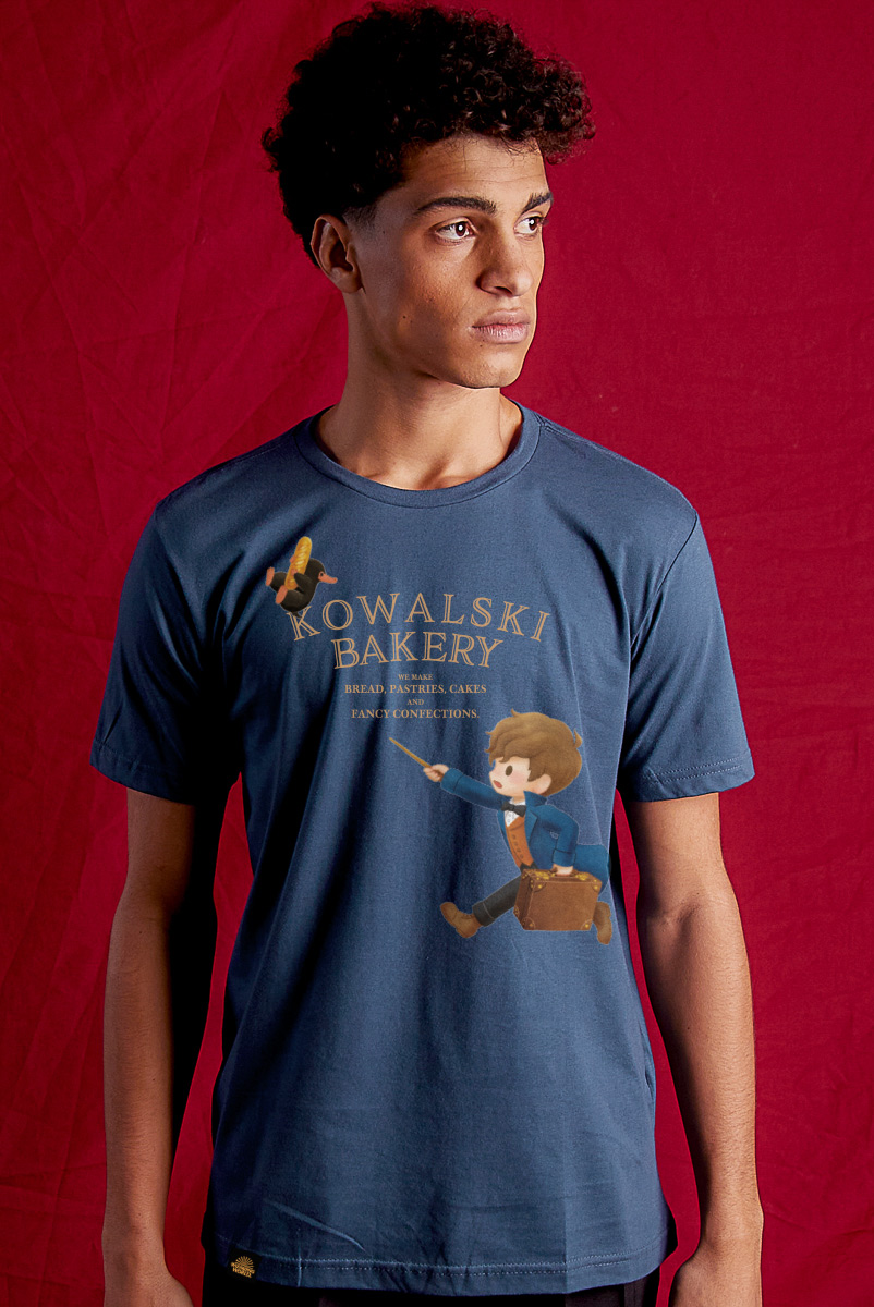Camiseta Unissex Animais Fantásticos Bakery Newt e Pelúcio - Azul