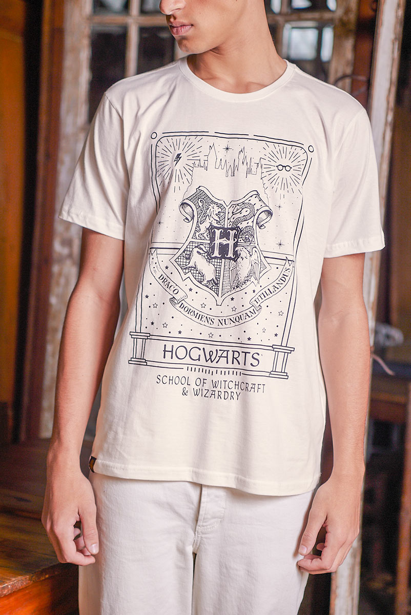Camiseta Unissex Harry Potter Escola de Magia e Bruxaria - Off - White