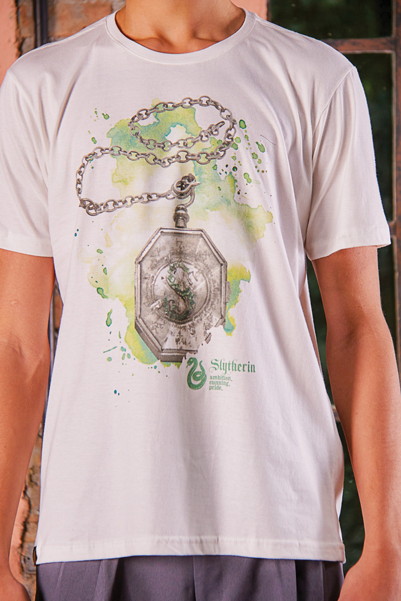 Camiseta Unissex Harry Potter Medalhão Sonserina - Off-White