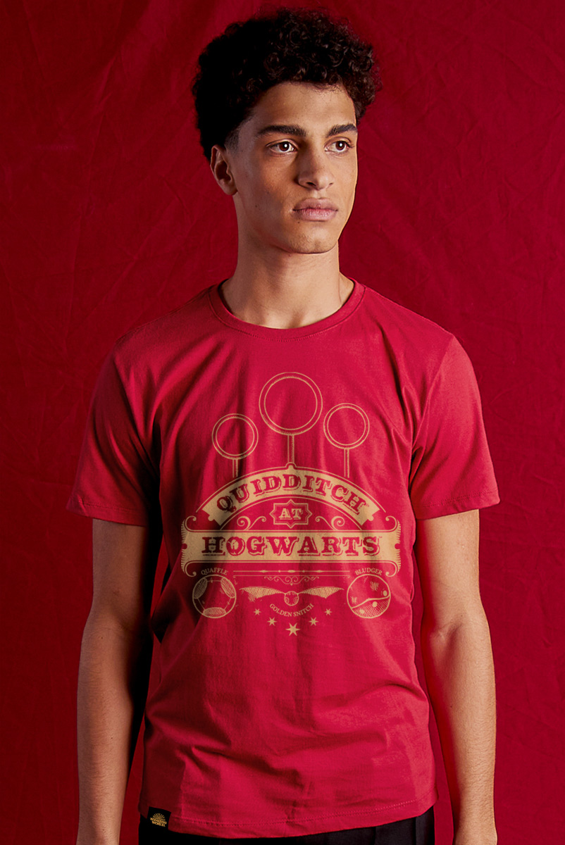 Camiseta Unissex Harry Potter Quadribol em Hogwarts - Vermelho