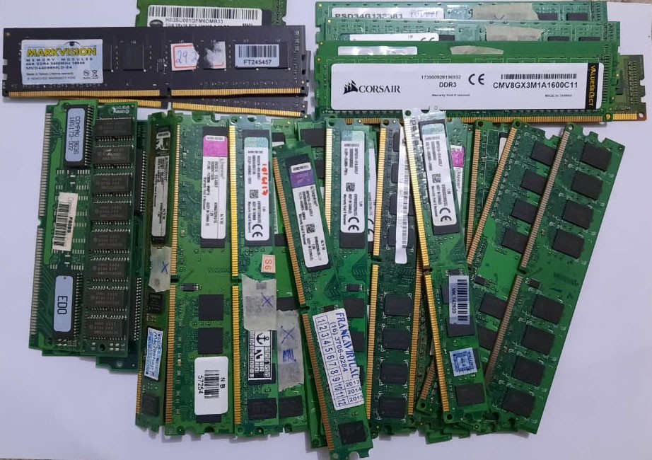 Lote de 45 Memórias Ram Desktop Com defeito ou instáveis