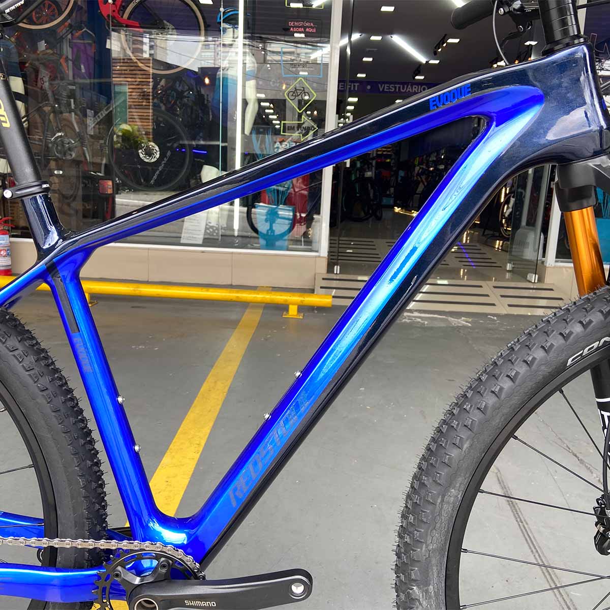 Bicicleta Redstone Evoque Carbon Aro 29 Shimano Deore 12V Freio A Disco Hidraulico Suspensao Com Trava Ar Azul