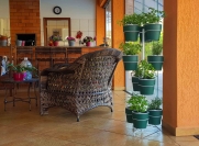 Kit Horta Vertical 10 Vasos Verde Botânico Linha Plantar e Suporte de Chão Branco