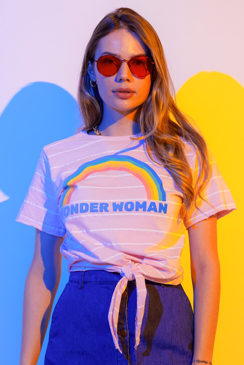 Camiseta Feminina Nozinho Mulher Maravilha Arco-Íris