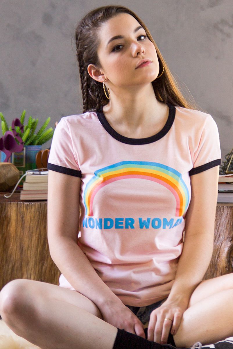 Camiseta Ringer Feminina Mulher Maravilha Rainbow