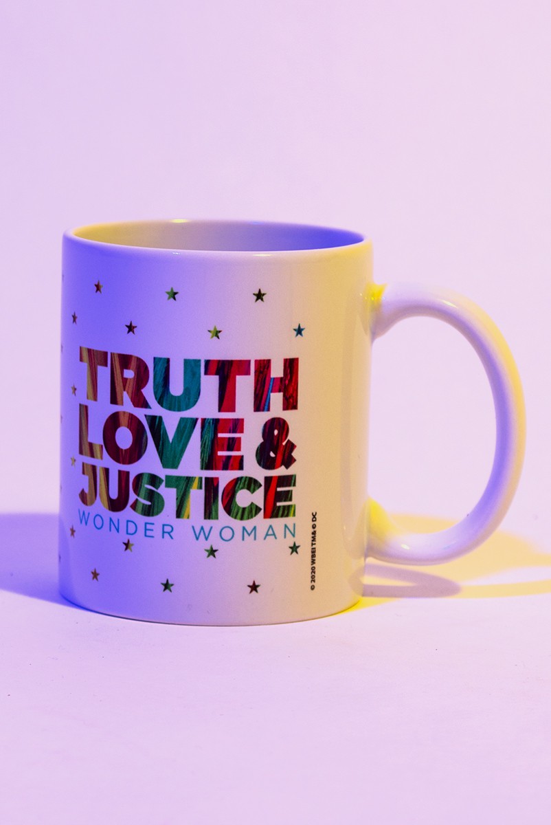 Caneca Mulher Maravilha 1984 Truth Love e Justice Stars
