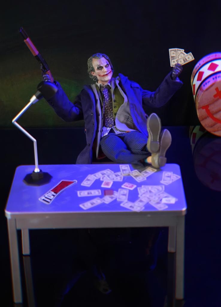 Action Figure O Coringa (The Joker): O Cavaleiro Das Trevas (The Dark Knight) (The Joker 20 DX11) (Escala 1/6) - New Legend Creation Estilo Hot Toys