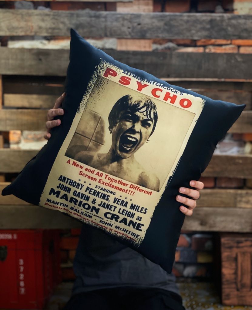 Almofada Alfred Hitchcock's Psycho Movie Poster Psicose (Preta)
