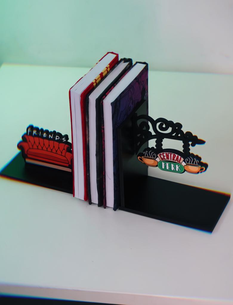 Aparador Porta Livros Placa Central Perk e Sofá: Friends - Zona Criativa