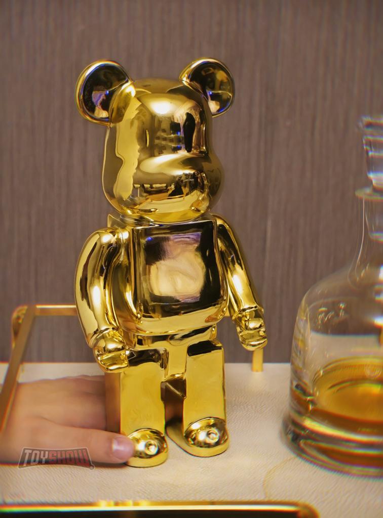 Boneco Urso Dourado: Bearbrick 400% 28cm