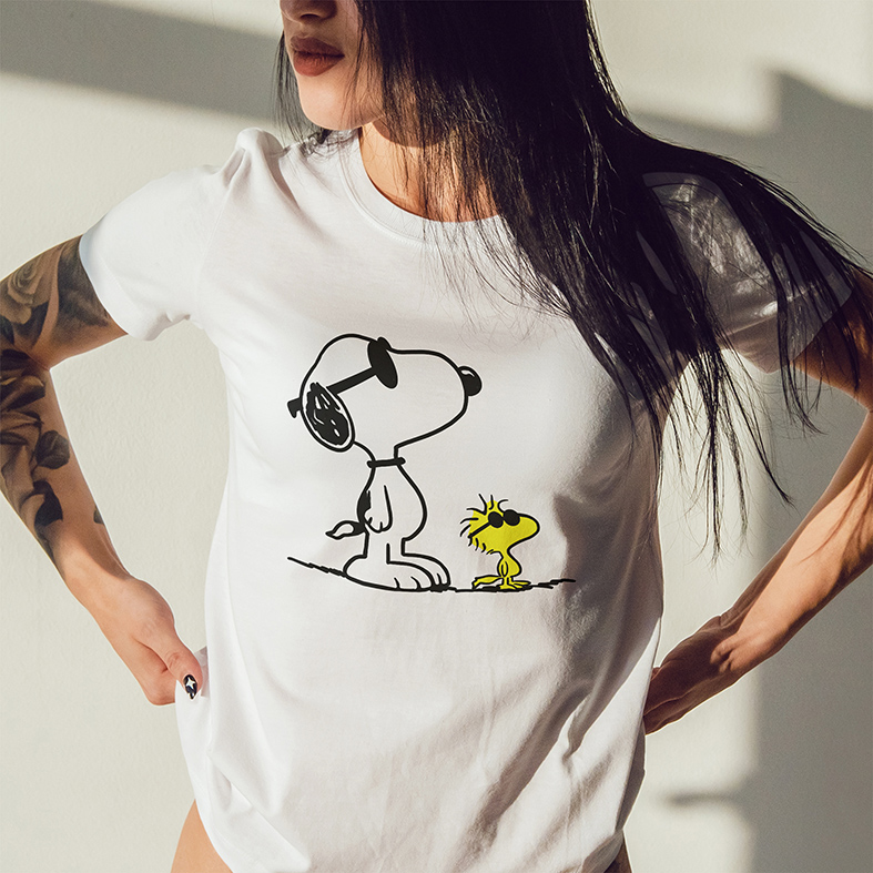 Camiseta Unissex Feminina Snoopy E Woodstock Óculos Escuros Pássaro Cachorro Bird Charlie Brown (Branca)  - CD