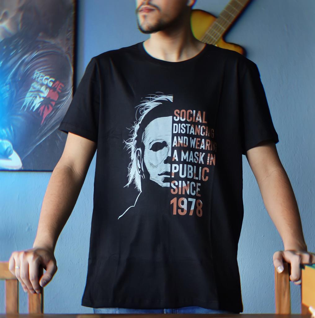 Camiseta Unissex Masculina Michael Myers Halloween Terror Distanciamento Social 1978 (Preta)  - CD