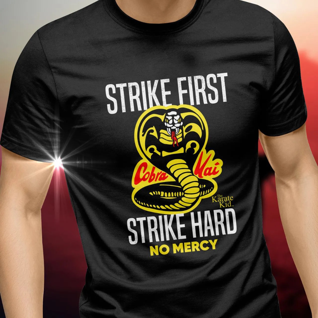 Camiseta Unissex Cobra Kai (Strike First Strike Hard): The Karate Kid (Cobra Kai) Camisa Geek