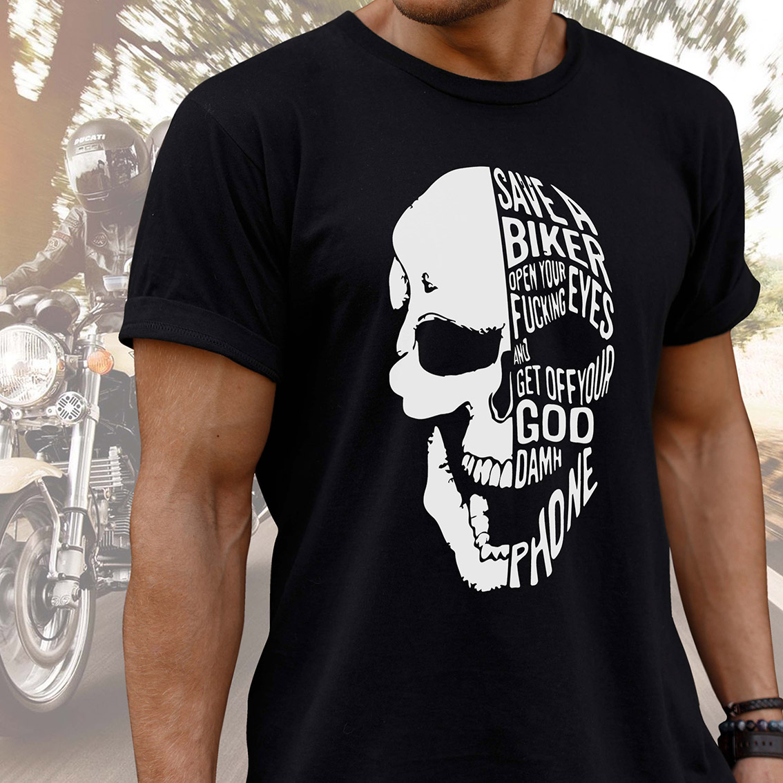 Camiseta Unissex Save a Biker Open Your Eyes Fucking And Get Off Your Goddamn Phone (Preta) - CD