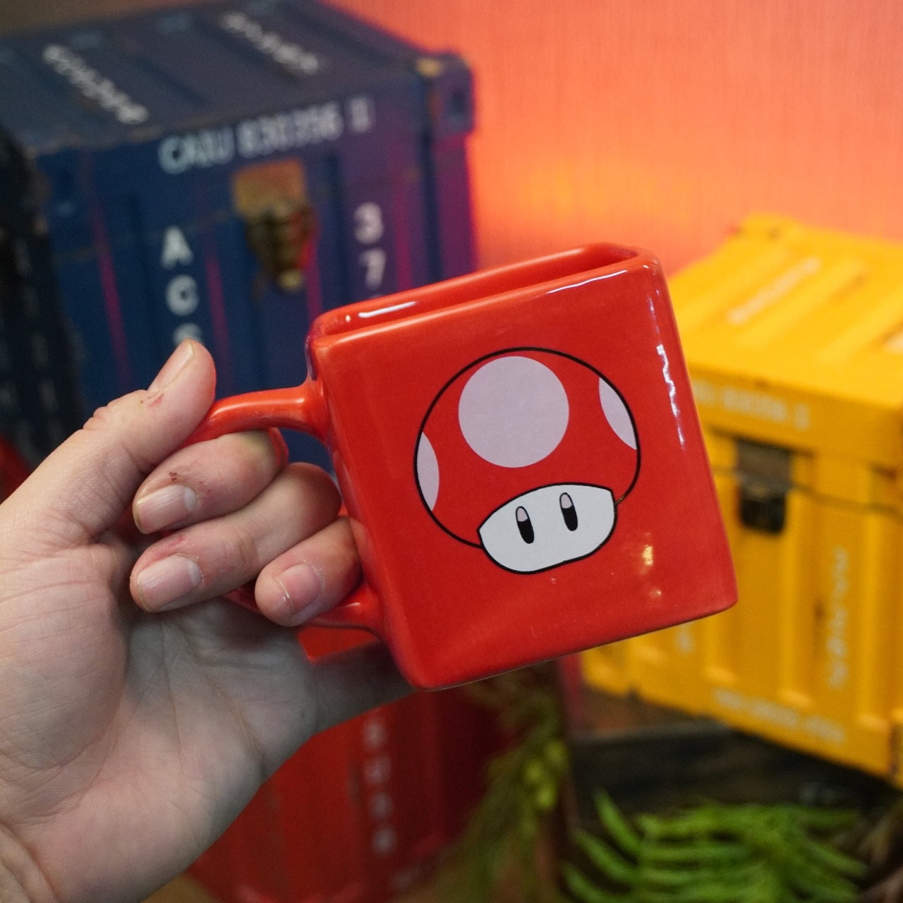 Caneca Cubo Cogumelo Vermelho: Mario 300ml (Pequenos Detalhes na Cerâmica e Decalque)