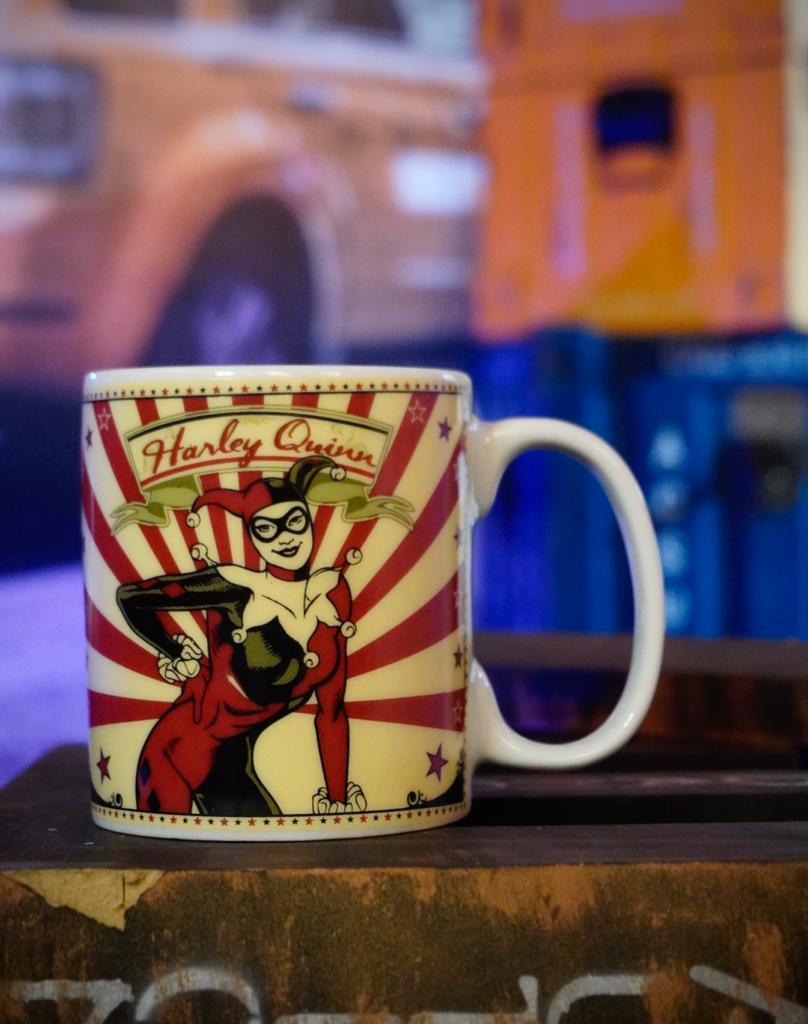 Caneca de Porcelana Arlequina Harley Quinn: DC Comics
