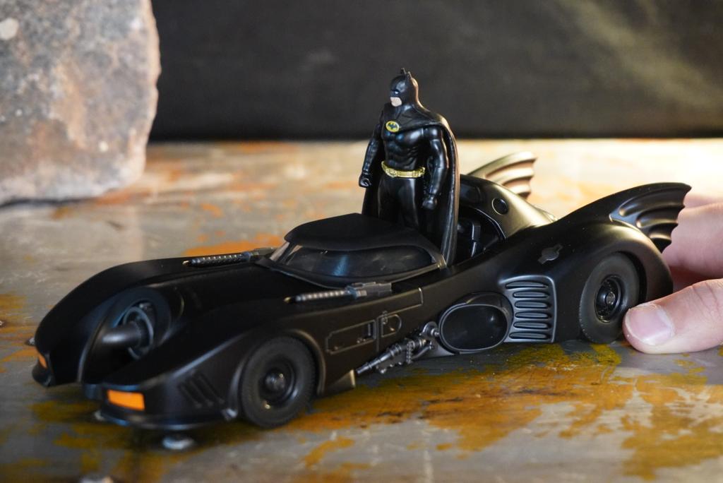 Carro Com Boneco Die Cast Batmobile Batman 1989 com Miniatura do Batman Escala 1/24 - Jada