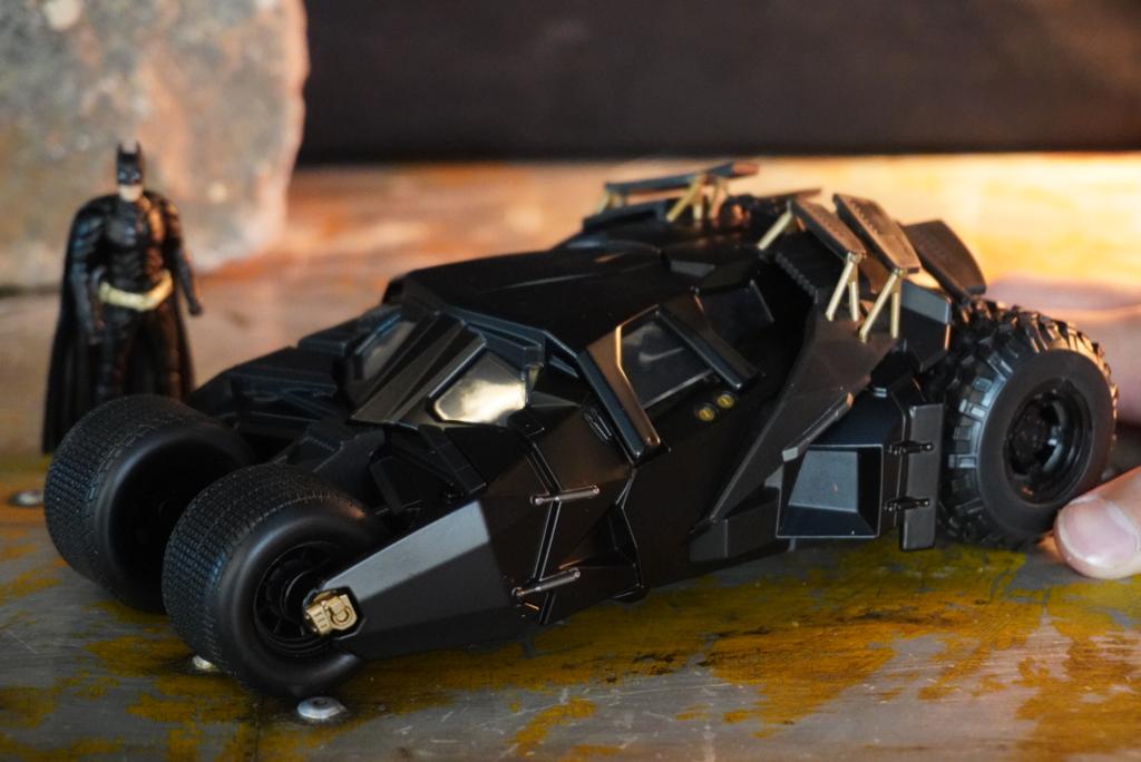 Carro Com Boneco Die Cast Batmobile The Dark Knight: Batman: O Cavaleiro das Trevas com Miniatura do Batman Escala 1/24 - Jada