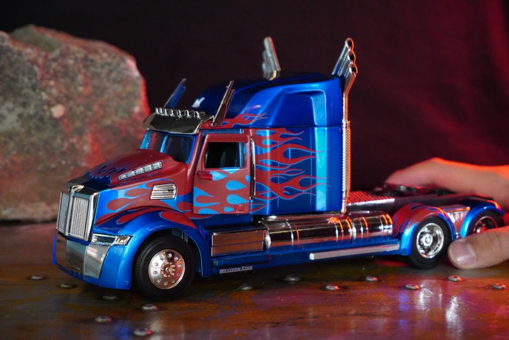 Carro Miniatura Réplica Die Cast Optimus Prime: Transformers Escala 1/24 Nano Hollywood Rides - Jada