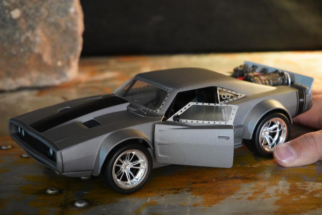 Carro Miniatura Réplica Dom´s Ice Charger F8: Velozes e Furiosos Die Cast Escala 1/24 - Jada