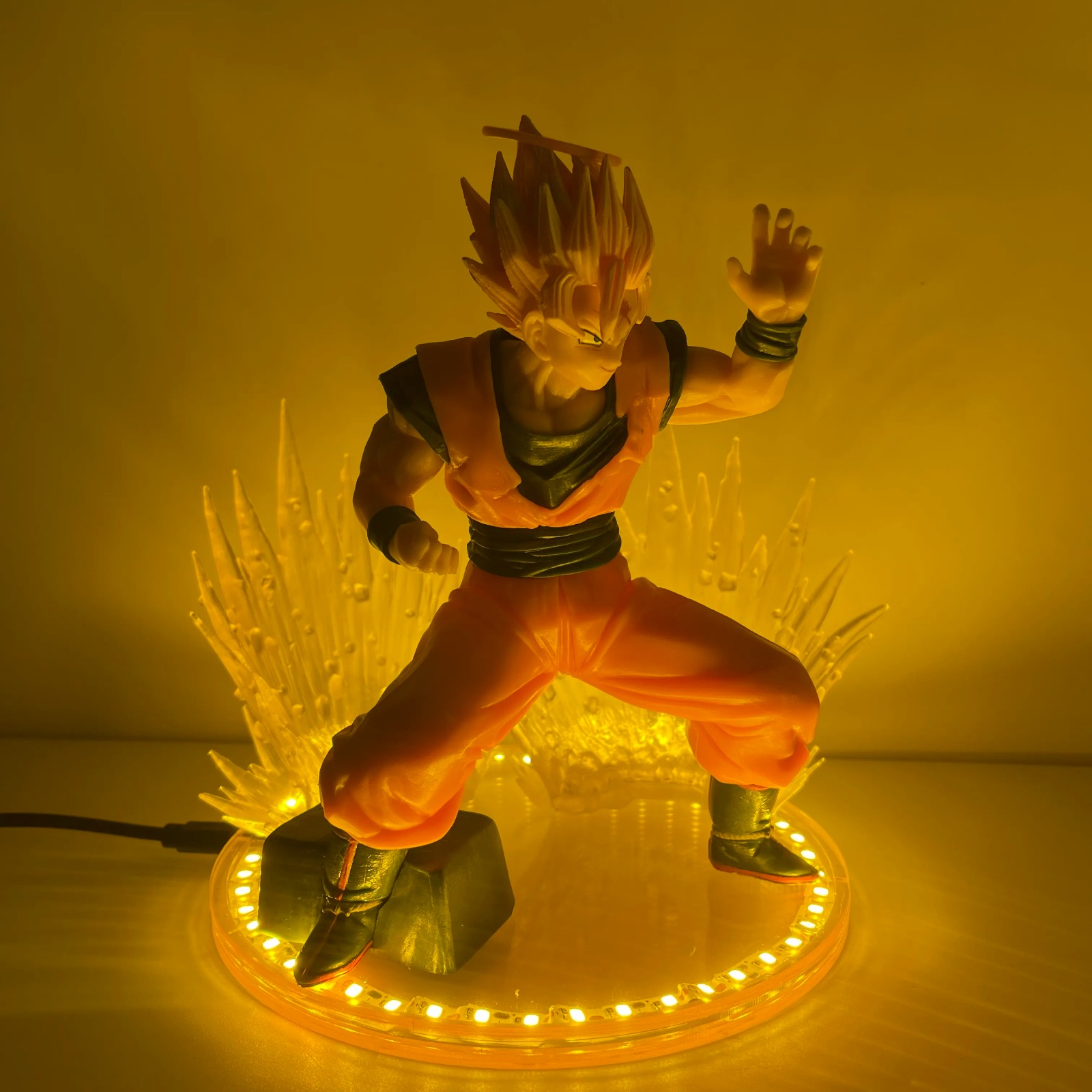 Estátua Goku Super Saiyajin com LED: Dragon Ball Z 15cm Anime Mangá Black Friday - MKP