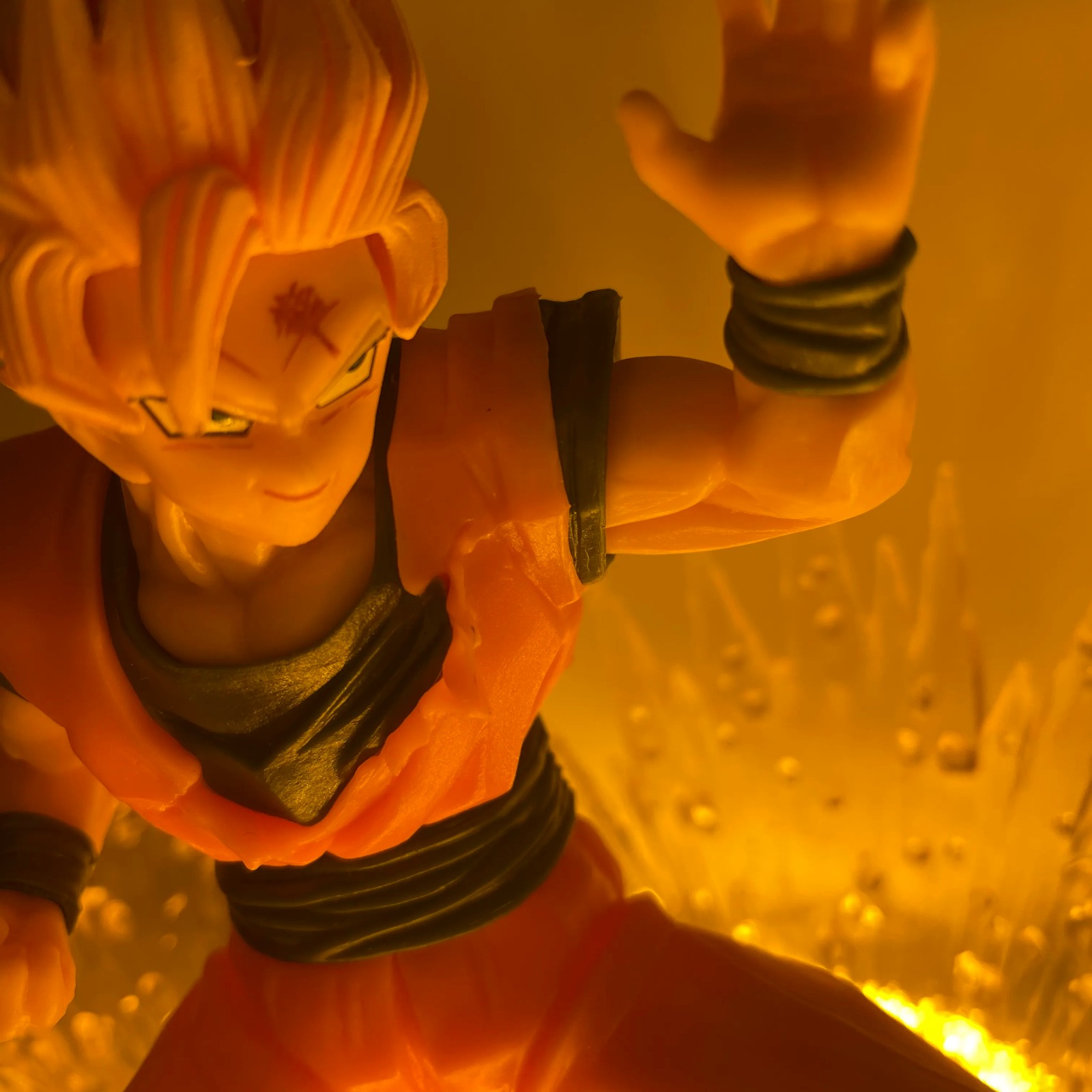 Estátua Goku Super Saiyajin com LED: Dragon Ball Z 15cm Anime Mangá Black Friday - MKP