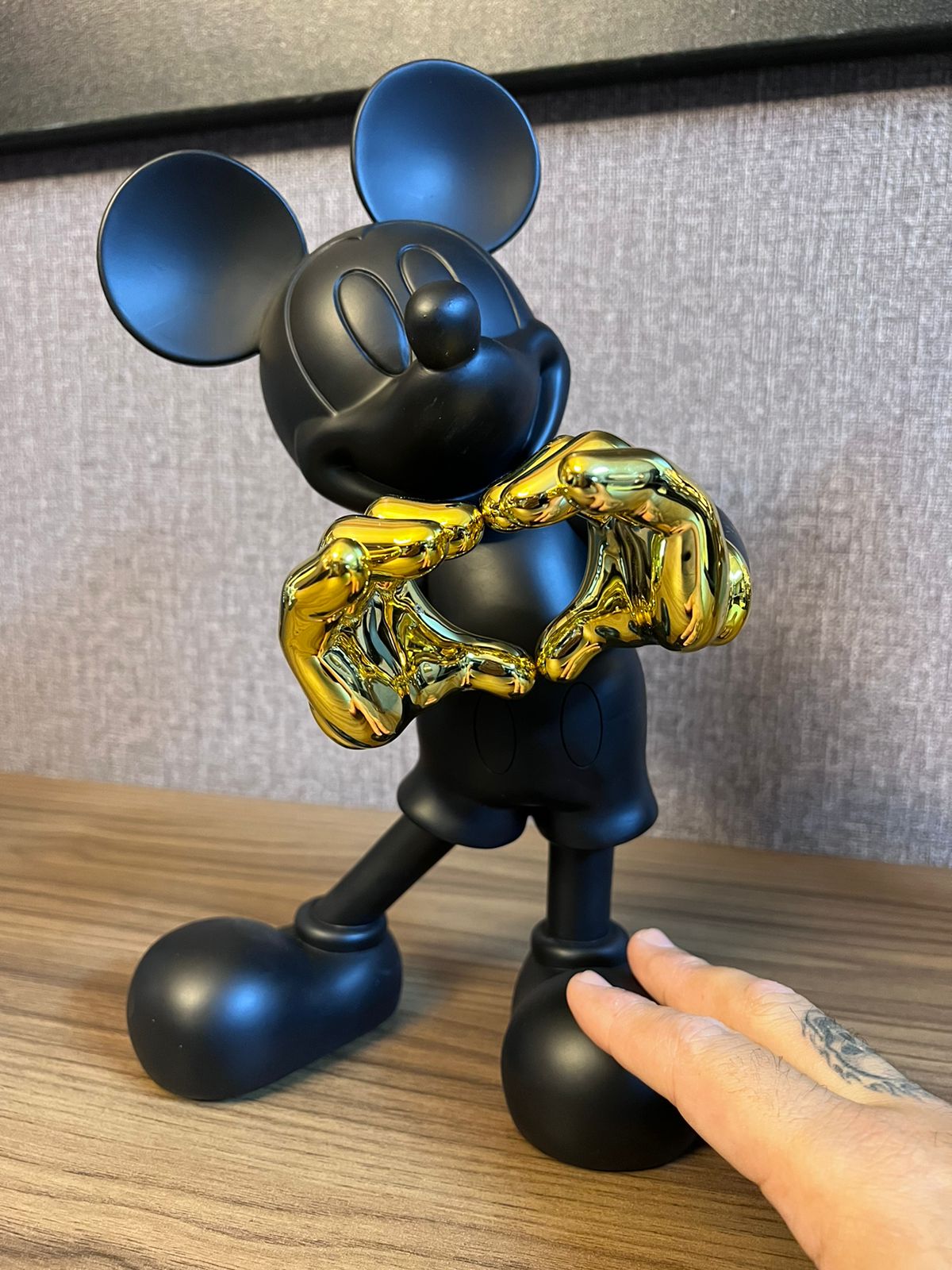 Estátua Mickey Mouse Love Coração (Preto e Dourado) 30cm Disney