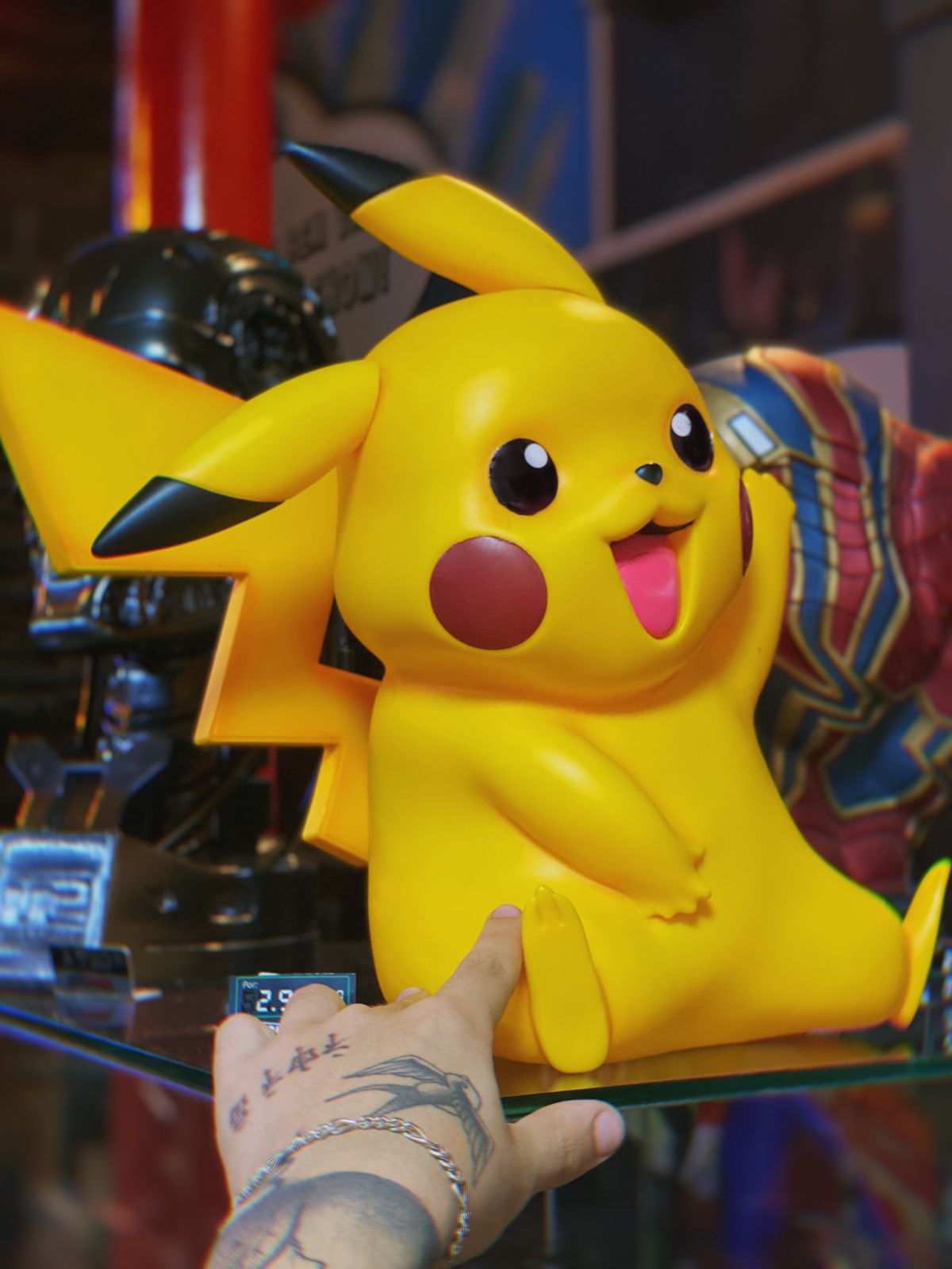Estátua Pikachu Acenando Pokémon 35 cm