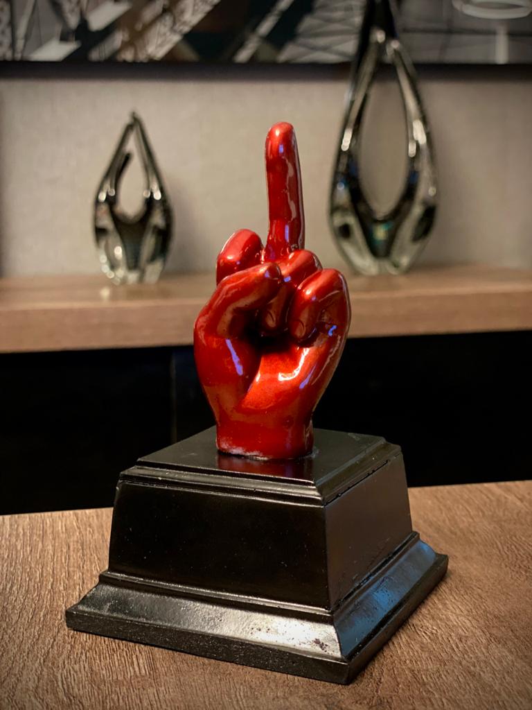 Estátua Troféu Dedo do Meio Vermelho (15cm)