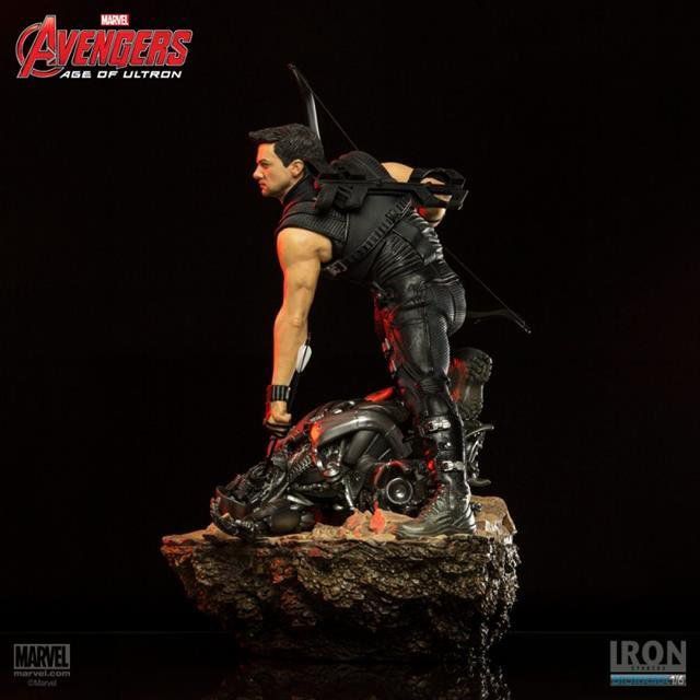 Estátua Gavião Arqueiro (Hawkeye): Vingadores: Era de Ultron Diorama Escala 1/6 - Iron Studios