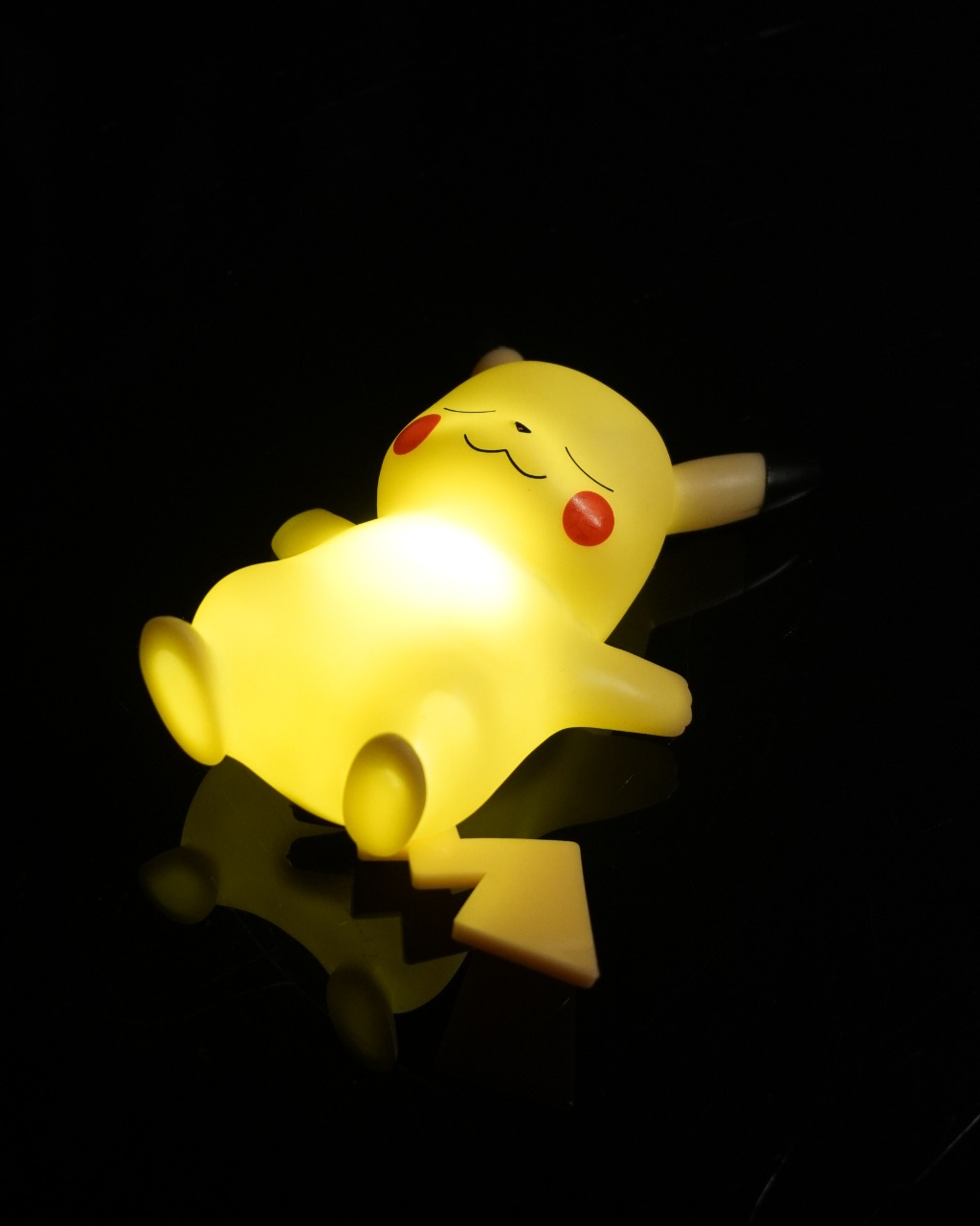 Luminária/Abajur Pikachu Dormindo Barriga Para Cima: Pokémon - MKP