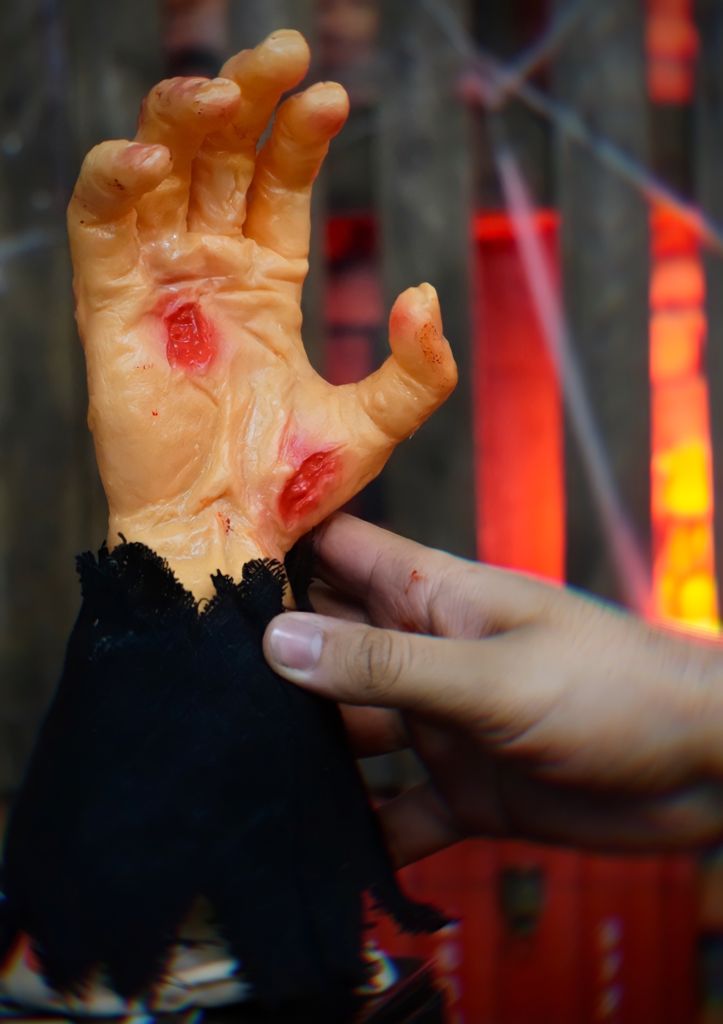 Mão Fantasma - Ghost Hand com Som e Movimento Terror Halloween Dia das Bruxas