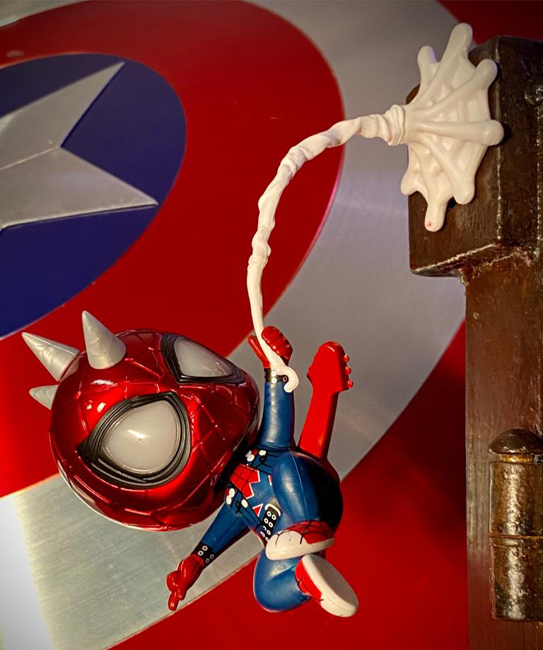 Mini Estátua Cosbaby Bobble Head Homem-Aranha Teia Chifres (Spiderman): Vingadores (Avengers) Marvel Comics