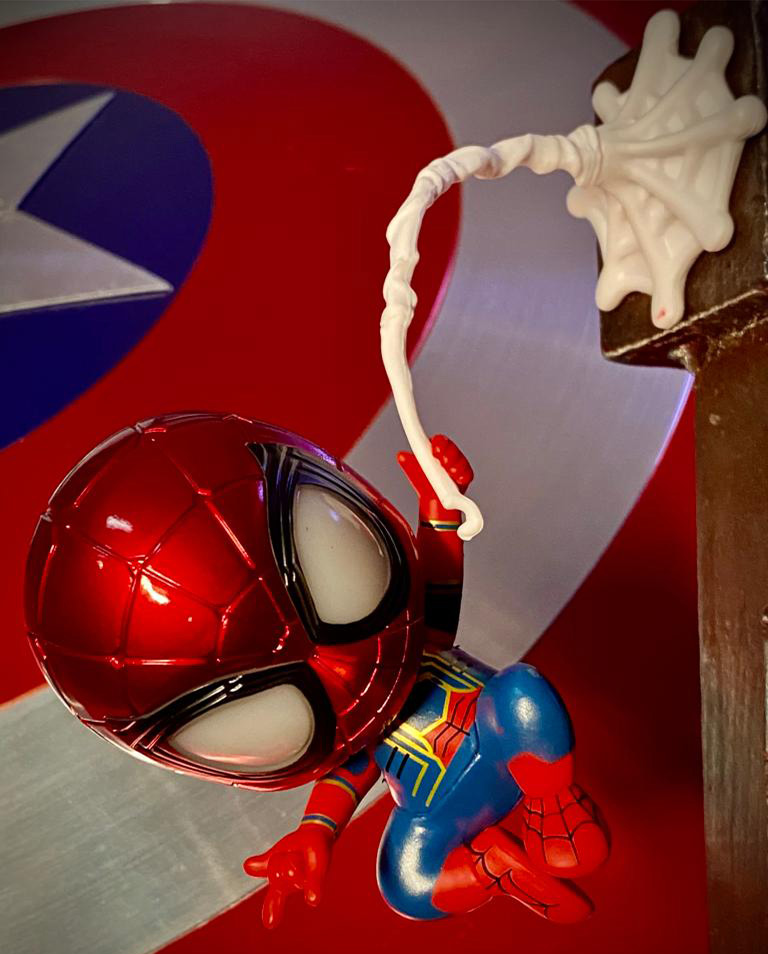 Mini Estátua Cosbaby Bobble Head Homem-Aranha Teia Pendurado (Spiderman): Vingadores (Avengers) Marvel Comics