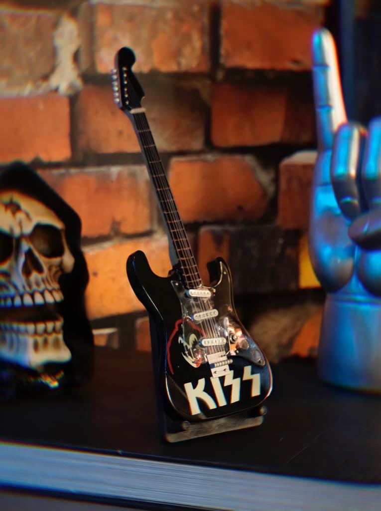 Mini Réplica Colecionável Decorativa Guitarra Banda KISS: Rock and Roll RC-105