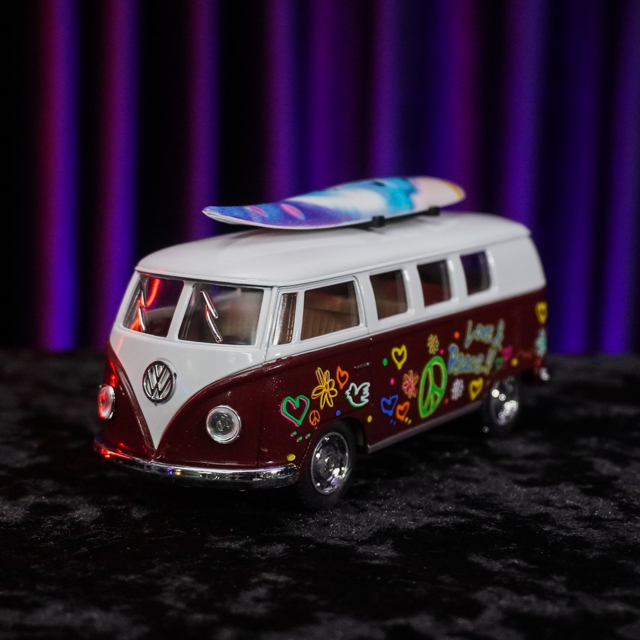Miniatura Carro Carrinho Kombi Perua Volkswagen Classical Bus 1962 Hippie Love e Piece Paz e Amor Escala 1/38 Vinho