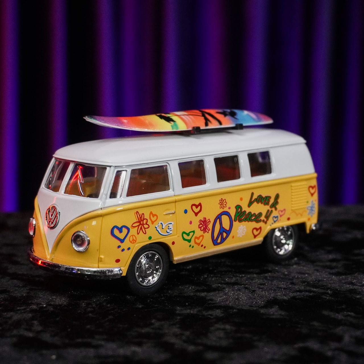 Miniatura Carro Carrinho Kombi Perua Volkswagen Classical Bus 1962 Hippie Love e Piece Paz e Amor Escala 1/38 Amarelo