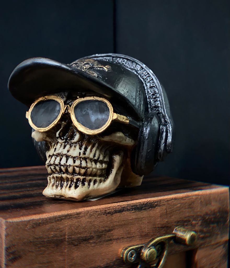 Miniatura Caveira Skull Decorativa Boné e Headphone