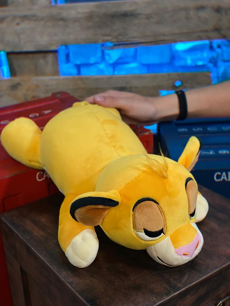 Pelúcia Cuddleez Simba Pequena Deitado: O Rei Leão The King Lion Disney