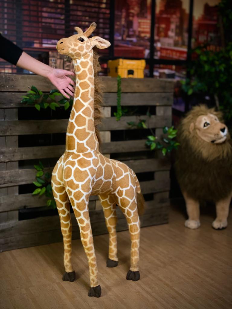 Pelúcia Girafa Em Pé Grande 140 cm