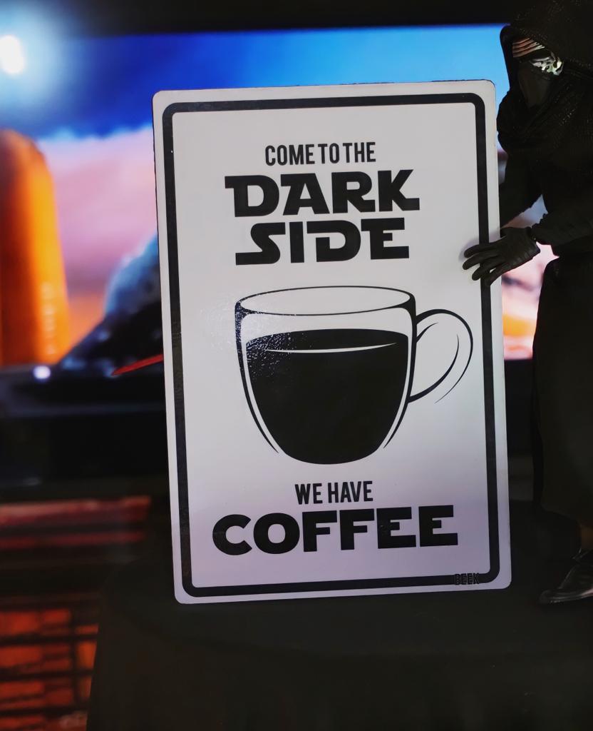 Placa Decorativa Come To The Dark Side We Have Coffee Star Wars Branca