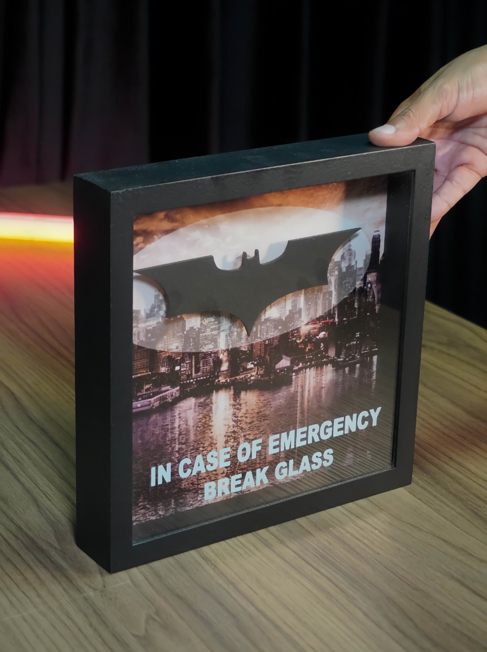 Quadro 3D Caixa de Emergência In Case of Emergency Break The Glass Logo Batman