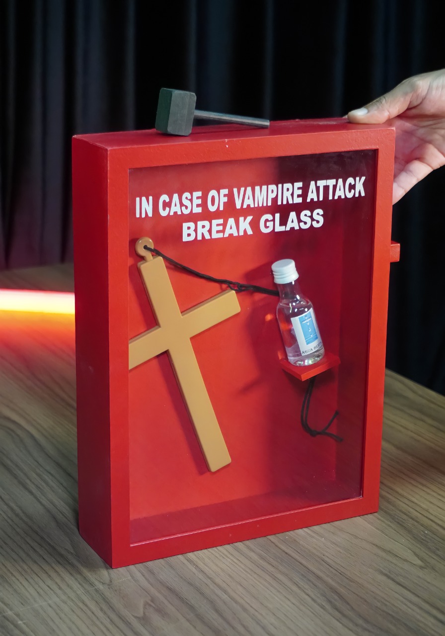 Quadro 3D Caixa De Emergência In Case Of The Vampire Attack Break Glass Cruz Agua Benta