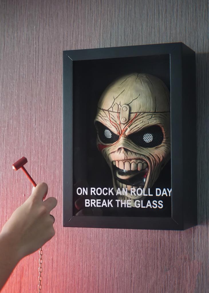 Quadro 3D Máscara com Caixa Em Dia de Rock e Roll Qubre o Vidro On Rock An Roll Day Break The Glass: Iron Maiden