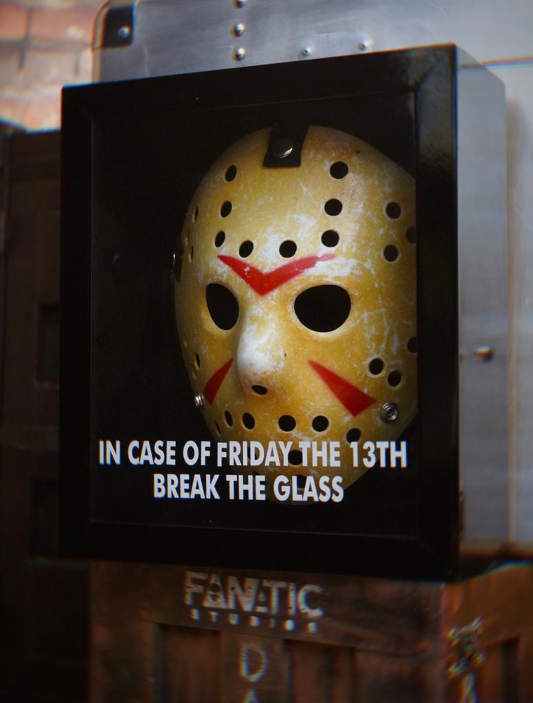 Quadro 3D Máscara Com Caixa Jason Voorhee Em Caso de Sexta Feira 13 Quebre o Vidro In Case Of Friday The 13th Break The Glass