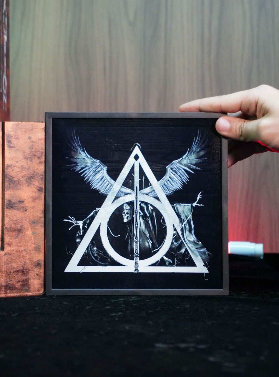 Quadro Com Moldura PVC Simbolos Reliquias da Morte: Harry Potter 20x20cm
