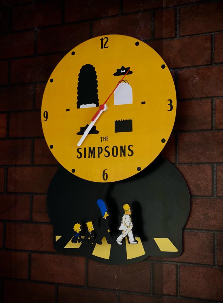 Relógio de Parede com Pêndulo Família: The Simpsons