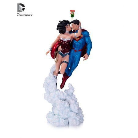 Superman & Wonder Woman Holiday Kiss Mini Statue - Dc Direct